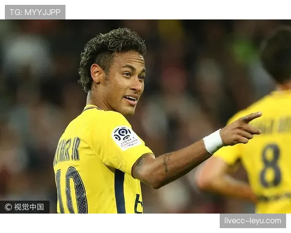 内马尔荣膺法甲最佳球员，状态回暖再现巅峰风采