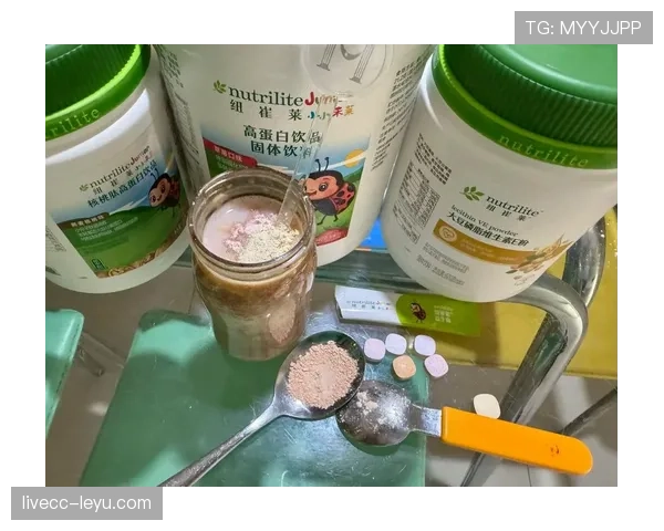 朱雪莹家的冰箱里塞满了蛋白粉,连饮料都得排队放 朱雪莹家的冰箱里塞满了蛋白粉,连饮料都得排队放