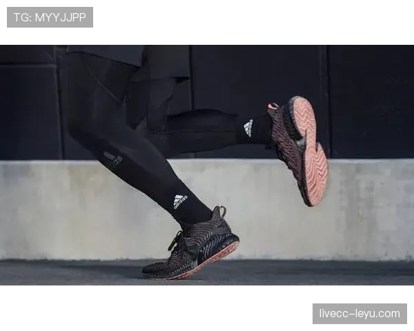 龚翔宇训练完随手啃个苹果，这自律程度真不是一般人能扛住的